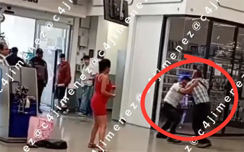 imagen recuadro Guardia de seguridad y fardero golpeándose en centro comercial Walmart. Foto: X/ @c4jimenez (Captura)