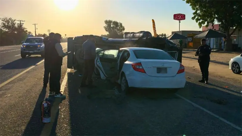 imagen recuadro Elementos de Seguridad Pública y personal operativo trabajaron en la zona del choque para asegurar la vialidad y atender a los involucrados. Foto: Subsecretaría de Protección Civil BCS