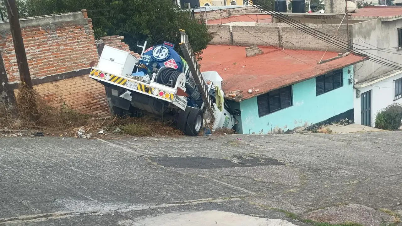 Pipa de gas LP se impacta contra viviendas en Edomex tras caer por una pendiente. Foto: FB (Está del carajo Naucalpan)