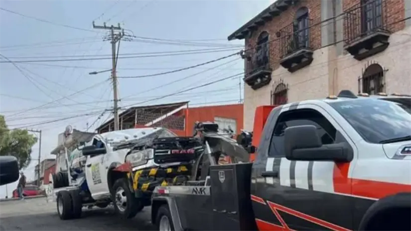 imagen recuadro Grúa volcando la unidad que se impactó en Edomex. Foto: FB (Reporte Edo, Mex, Plus.)