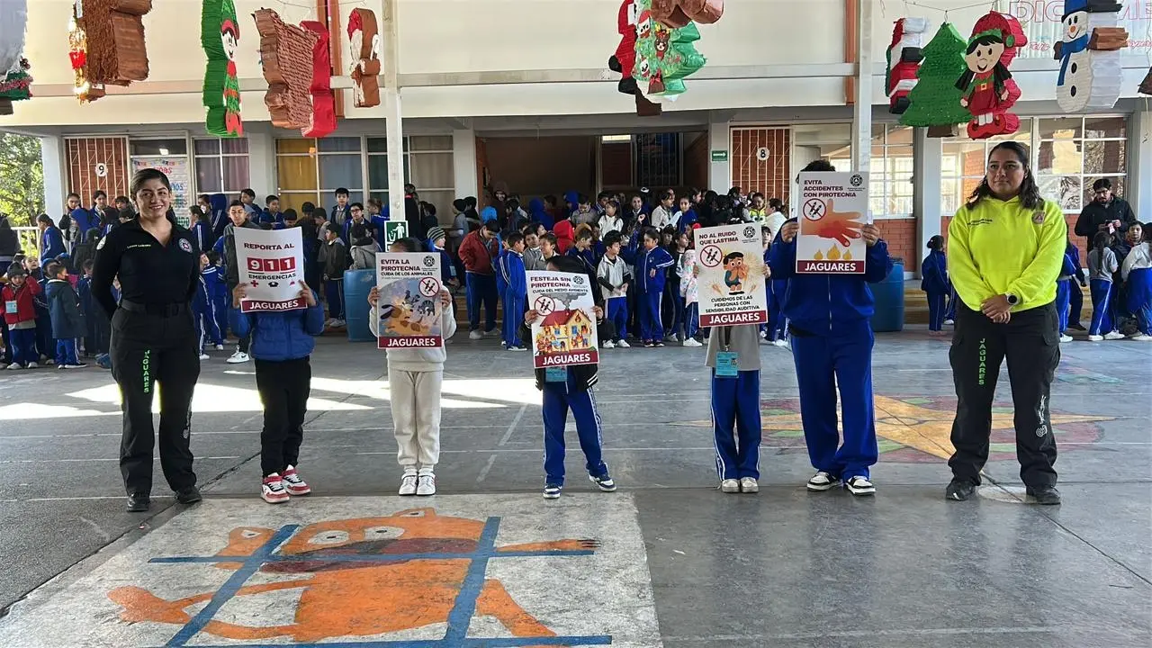 Elementos del Grupo Jaguares de Santa Catarina junto a estudiantes en un plantel educativo. Foto: Protección Civil de Santa Catarina
