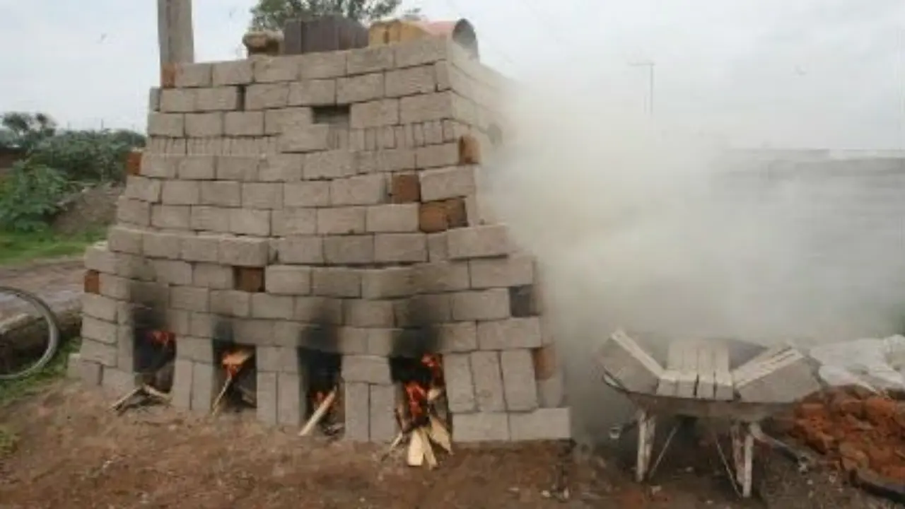 Combustión de llantas en ladrilleras./Foto: FB Diario del Valle