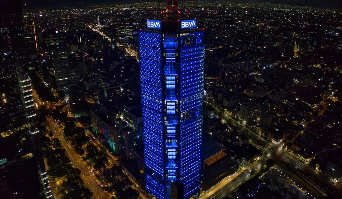 Torre BBVA México iluminada de noche. Foto: BBVA