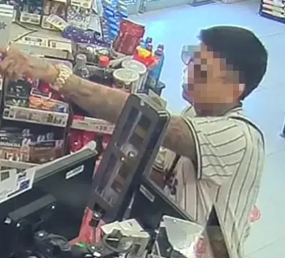 imagen recuadro Asaltante captado en cámara. Foto: Policía de Guadalupe.