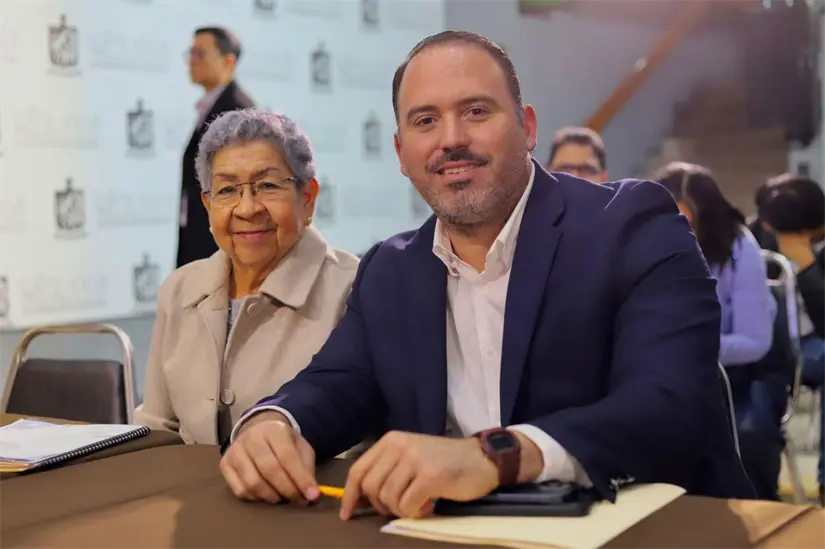 La Ley de Educación en Nuevo León avanza al incorporar inteligencia artificial y regular el uso de dispositivos móviles en las aulas. Foto: Diego Ovalle