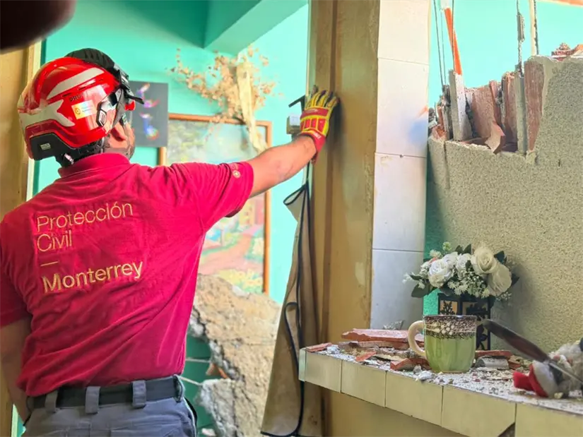 imagen recuadro Un colapso estructural en Monterrey generó la movilización de equipos de rescate para atender el incidente en Hogares Ferrocarrileros. Foto: Protección Civil