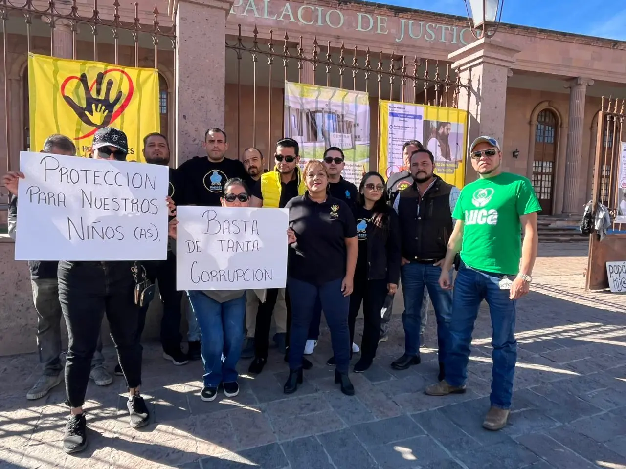 La abogada Brenda Peña junto a activistas en Saltillo. (Leslie Delgado)