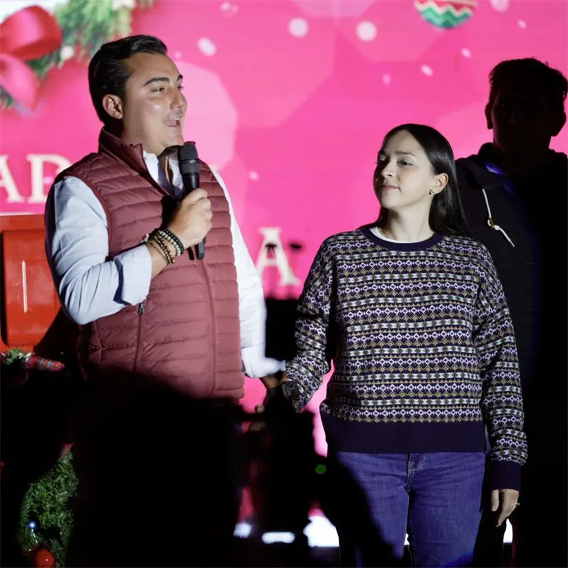 Alcalde Manuel Guerra Cavazos, junto a su esposa, la presidenta del DIF, Ana Paula Ríos Garza.