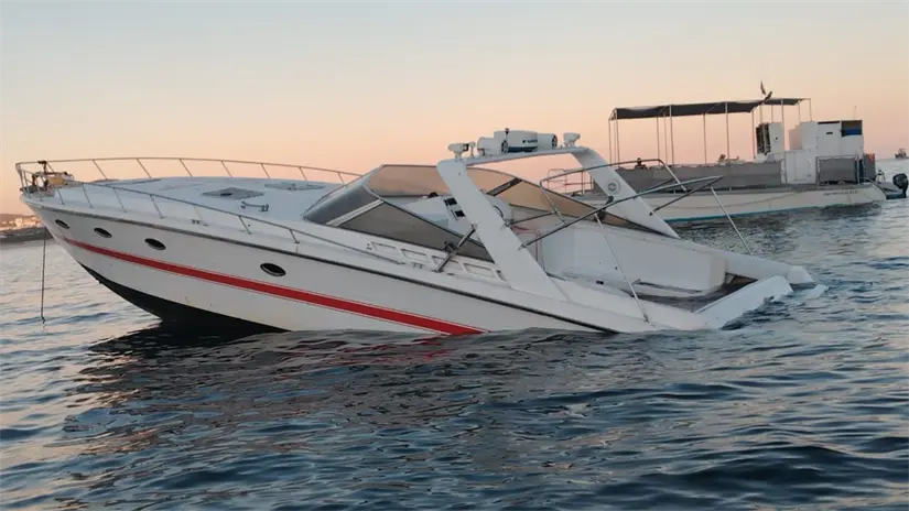 imagen recuadro La embarcación permanece parcialmente hundida frente a la bahía de Cabo San Lucas. Foto: Bajo Perspectiva Los Cabos / Facebook