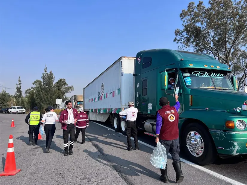 Protección Civil entrega agua a los peregrinos y peregrinas que transitan hacia la Basílica de Guadalupe. Foto: Especial