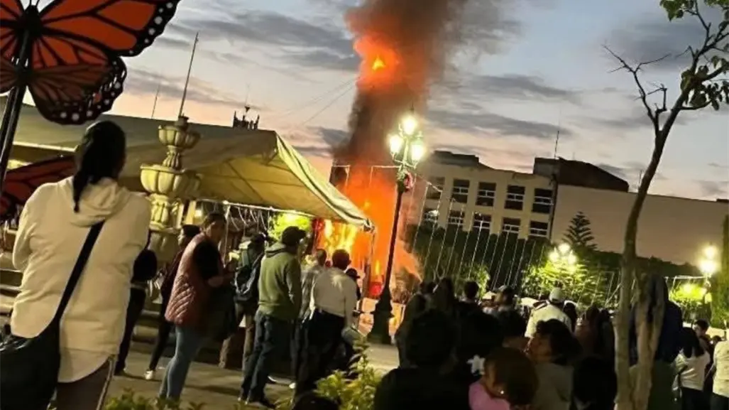 Pobladores de Zitácuaro, Michoacán, queman árbol de Navidad como protesta por la muerte de Ángeles