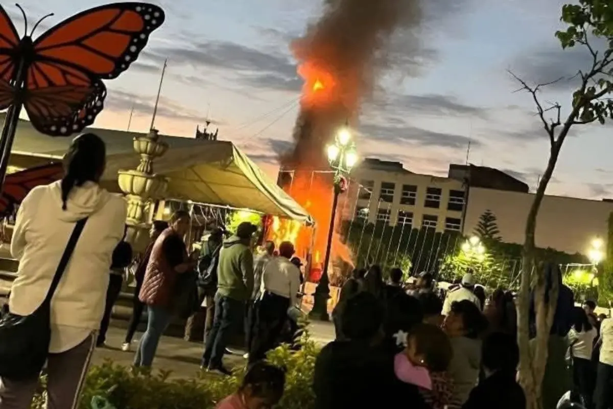 Los pobladores quemaron el árbol a modo de manifestación Foto: X(Twitter) michangoonga