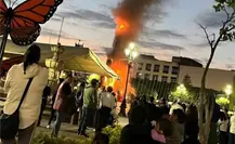 Pobladores de Zitácuaro, Michoacán, queman árbol de Navidad como protesta por la muerte de Ángeles Pobladores de Zitácuaro, Michoacán, queman árbol de Navidad como protesta por la muerte de Ángeles