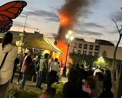 Pobladores de Zitácuaro, Michoacán, queman árbol de Navidad como protesta por la muerte de Ángeles