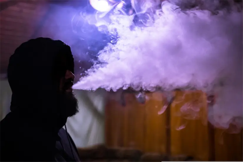 imagen recuadro A pesar de la reciente prohibición federal, los vapeadores son vendidos sin restricciones en diferentes lugares de Nuevo León. Foto: Canva