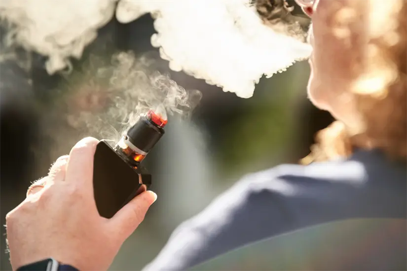 imagen recuadro A pesar de la reciente prohibición federal, la venta de vapeadores sigue activa en puntos estratégicos de Nuevo León. Foto: Canva