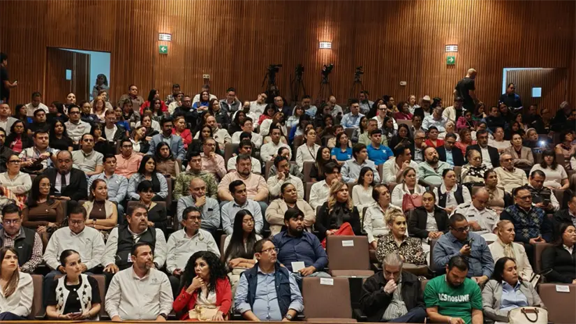 imagen recuadro Asistentes llenan el auditorio durante la entrega del Premio Estatal de Derechos Humanos 2025. Foto: Héctor Romero / POSTA Baja California Sur