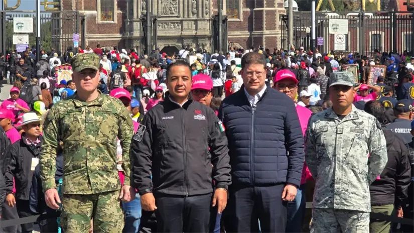 imagen recuadro Alcalde de la GAM y titular de la SSC de CDMX con elemento del ejército. Foto: Mario Flores