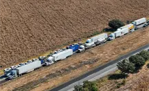 Agricultores y transportistas amenazan con más bloqueos sino se alcanza un acuerdo Agricultores y transportistas amenazan con más bloqueos sino se alcanza un acuerdo