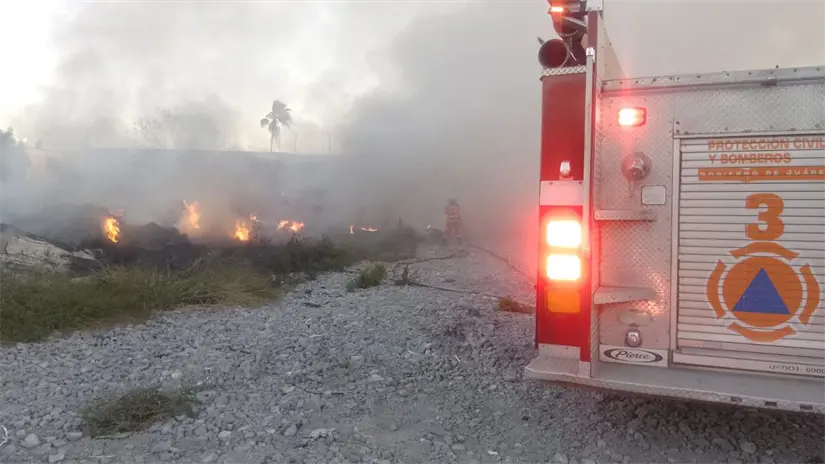 imagen recuadro Bomberos de Juárez en la zona donde ocurrió el incendio en el terreno baldío. Foto: Protección Civil de Juárez.