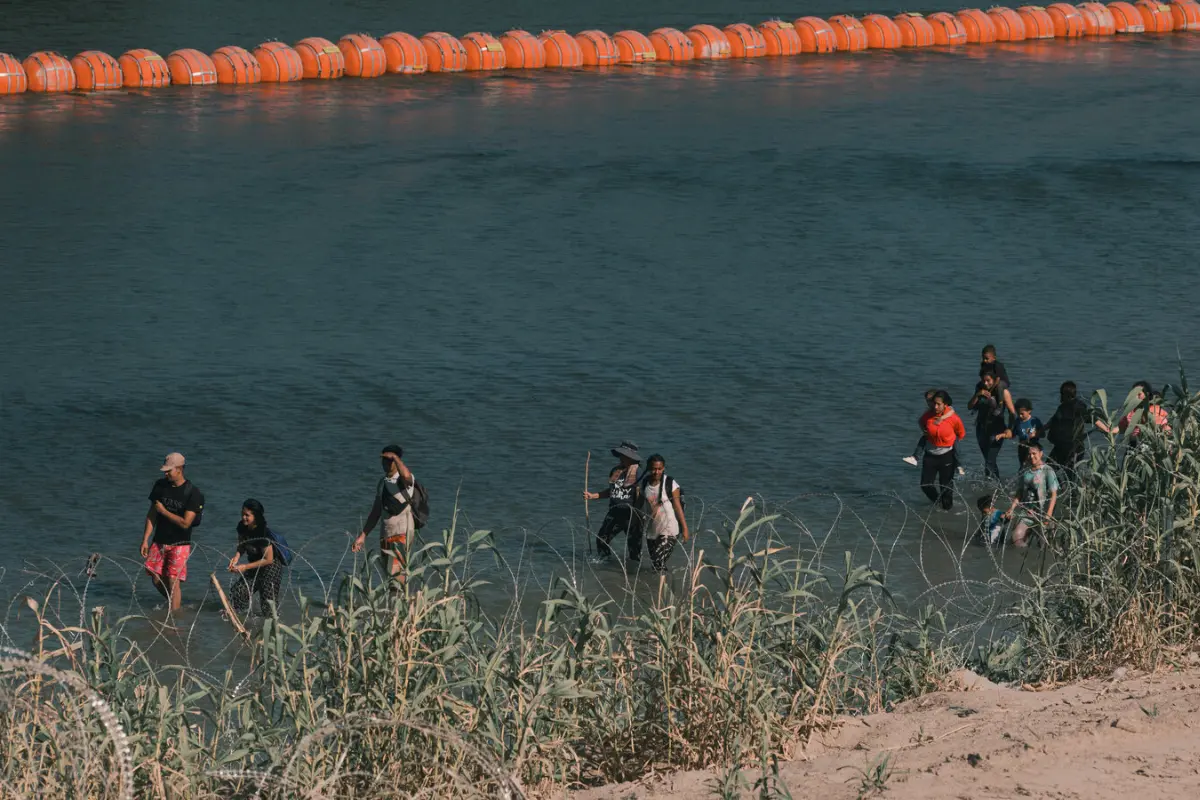 Ahora, el menor se encuentra a salvo, pero su historia vuelve a subrayar la necesidad de políticas humanitarias y rutas seguras que eviten que estas situaciones sigan repitiéndose. Foto: The Economist