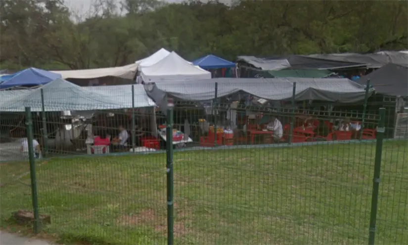 imagen recuadro El mercadito se pone junto a un parque. Foto: GoogleMaps.