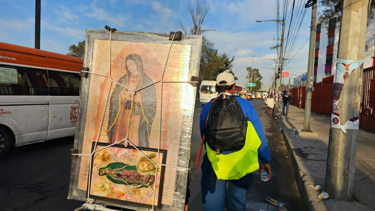 Avance de peregrinos hacia la Basílica de Guadalupe por Iztapalapa. | Foto: Luis Antonio Alfaro