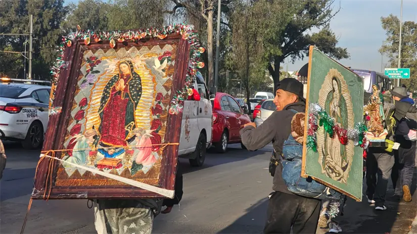 Peregrinos caminando con imágenes de la virgen de Guadalupe hacía la Basílica| Foto: Luis Antonio Alfaro