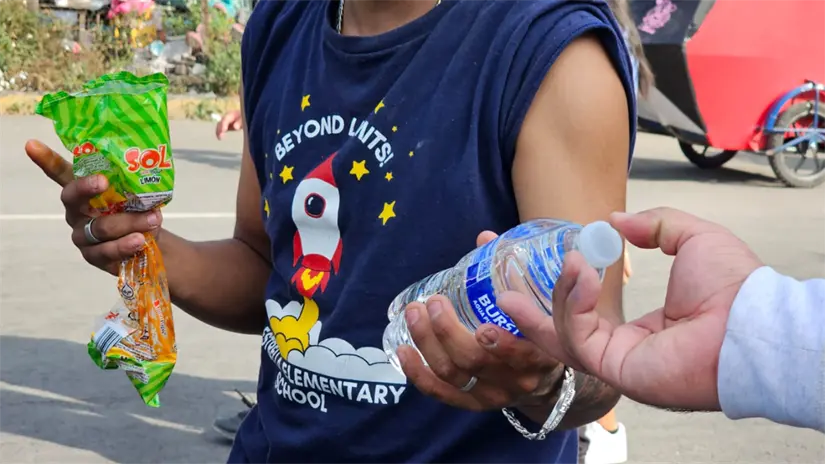 Hombre regalan agua a peregrinos que van en camino a la Basílica de Guadalupe. | Foto:  Luis Antonio Alfaro