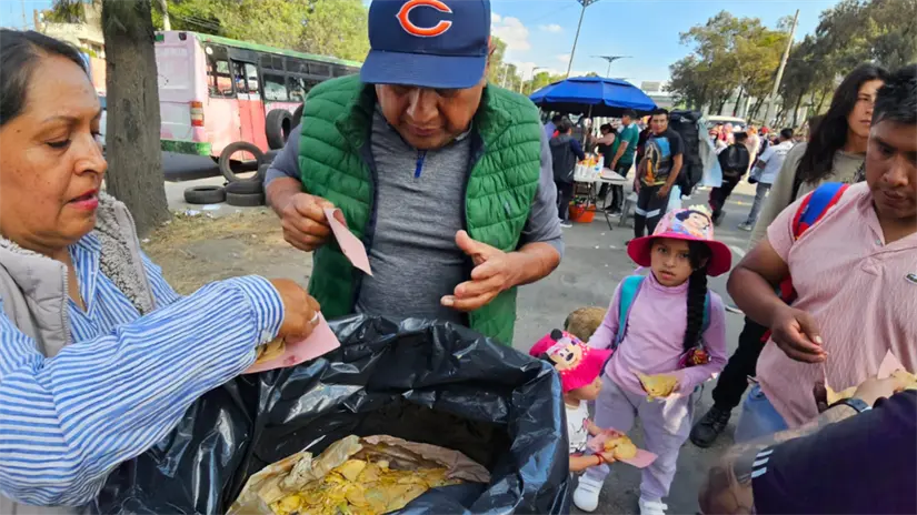 Vecinos en Iztapalapa regalan tacos de canastaa peregrinos que van en camino a la Basílica de Guadalupe. | Foto:  Luis Antonio Alfaro