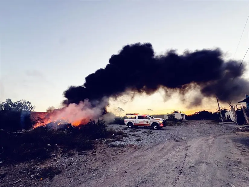 imagen recuadro La columna de humo en Juárez fue derivada de una quema de llantas. Foto: Protección Civil de Juárez.