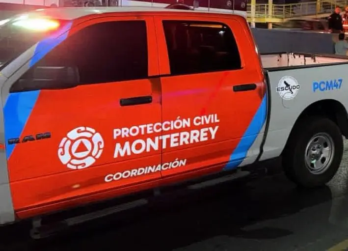 imagen recuadro Elementos de Protección Civil de Monterrey en la zona del derrape. Foto: Protección Civil de Monterrey.