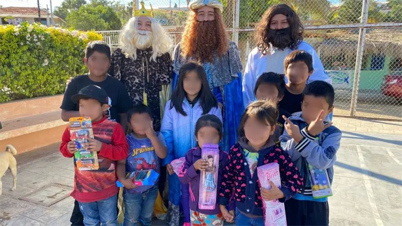 imagen recuadro Niñas y niños de comunidades de Los Cabos reciben juguetes durante actividades de Día de Reyes. Foto: De primera Cabo/ Facebook