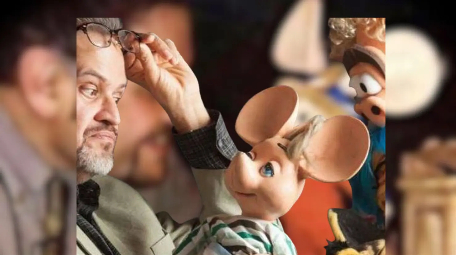 Gabriel Garzón junto al personaje de Topo Gigio a quien ha prestado su voz por décadas en México. Foto. X @grabrielegarzon.