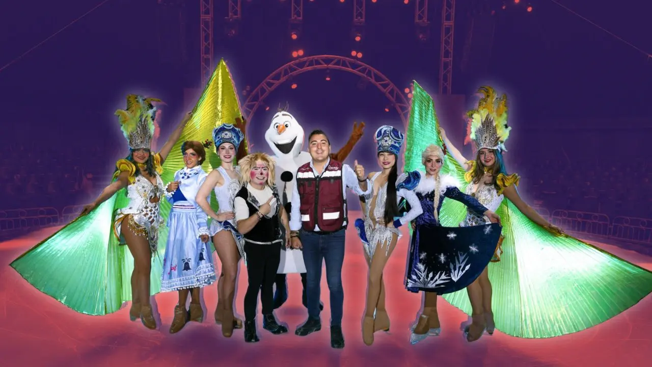 Alcalde de García en compañía del show Disney sobre hielo Foto: Facebook Manuel Guerra l Canva