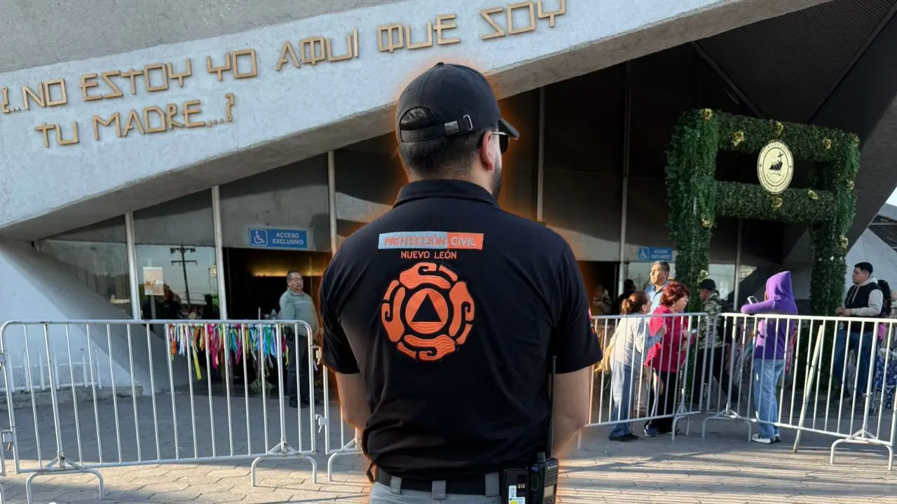 Elemento de Protección Civil de Nuevo León frente a la Basílica de Guadalupe Foto: PCNL l Canva
