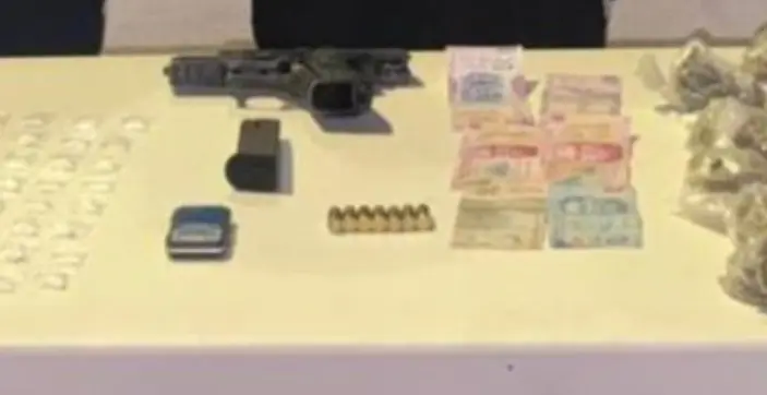 imagen recuadro Dinero en efectivo y varias dosis de droga le fueron incautada al hombre. Foto: Secretaría de Seguridad Ciudadana de Escobedo.