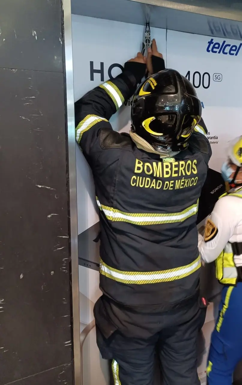 imagen recuadro Elevador se atora en la CDMX. Foto: X @Bomberos_CDMX