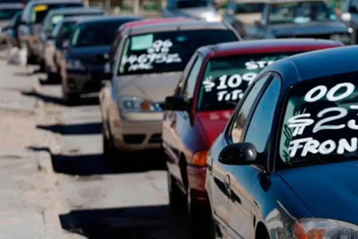 Estas declaraciones buscaron frenar la ola de incertidumbre que afectó a miles de familias, muchas de ellas con autos importados que usan para trabajar o moverse día a día. Foto: Informadormx.com