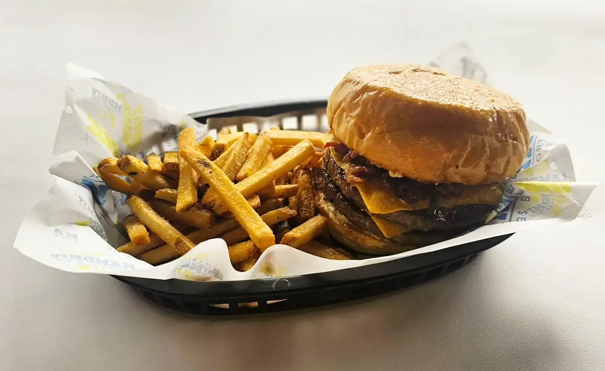 Una variedad de restaurantes esperan a los aficionados de Tigres y Toluca para disfrutar de la final de ida del Torneo Apertura 2025 con ricos platillos y atractivas promociones. Foto: Facebook Wingman Monterrey