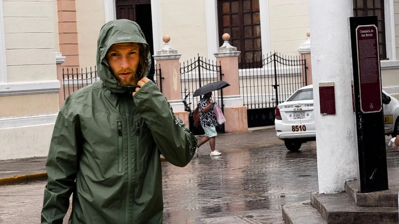 Una calle luce mojada ante los efectos de una lluvia vespertina en la capital yucateca.- Fuente archivo POSTA y Canva
