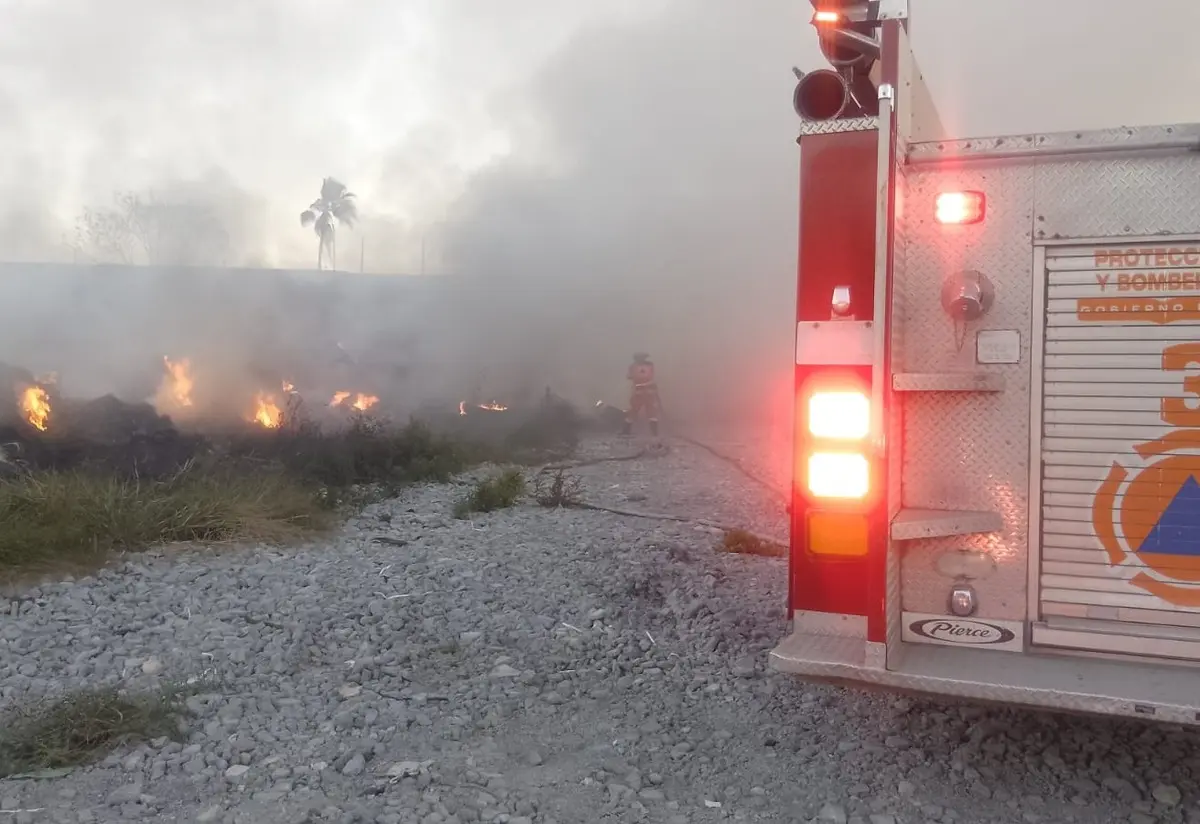 Bomberos y elementos de Protección Civil de Juárez en la zona atendiendo el incendio. Foto: Protección Civil de Juárez.