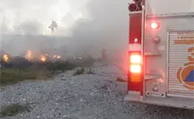 Fuerte incendio en terreno baldío desata columna de humo en Juárez, Nuevo León