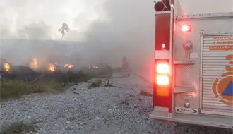 Fuerte incendio en terreno baldío desata columna de humo en Juárez, Nuevo León