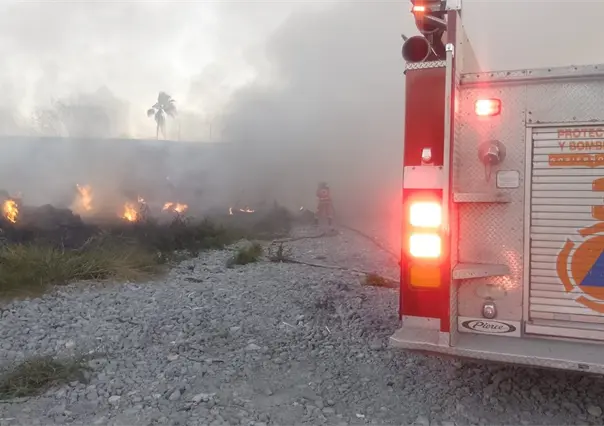 Fuerte incendio en terreno bald&iacute;o desata columna de humo en Ju&aacute;rez, Nuevo Le&oacute;n