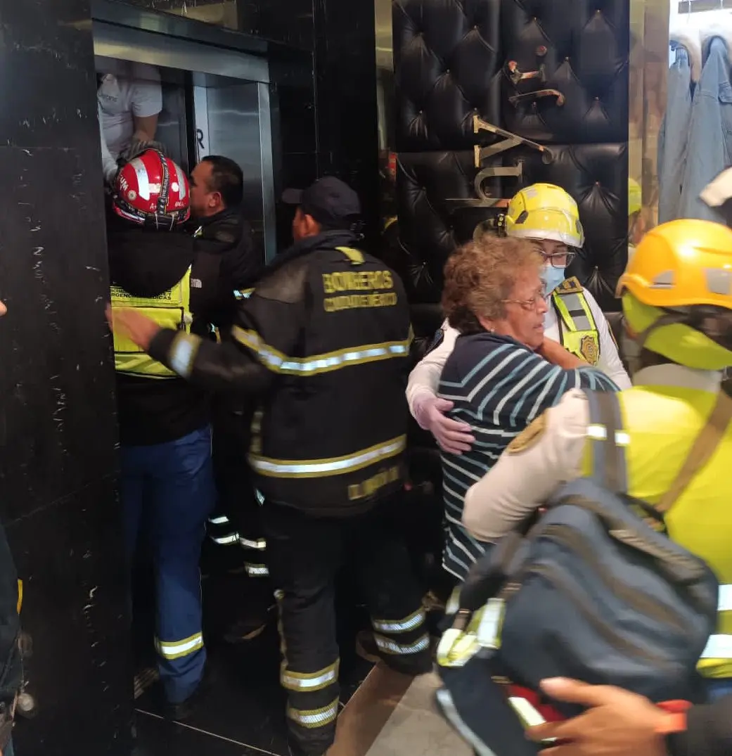 imagen recuadro Personas atrapadas en el elevador. Foto: X @JefeVulcanoCova