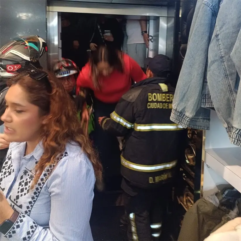 imagen recuadro Falla elevador con personas adentro en la CDMX. Foto: X @JefeVulcanoCova