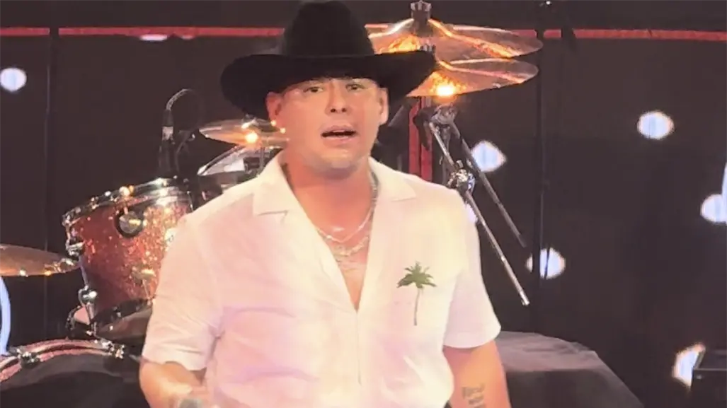 El Yaki se saca la espinita y canta para el público de Monterrey