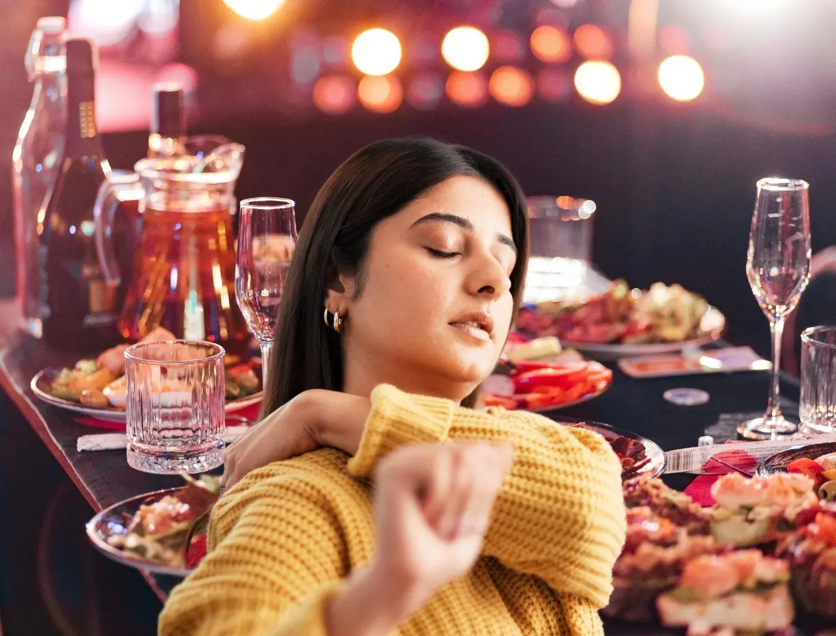 Durante estas fiestas, expertos en salud recomiendan mantener hábitos equilibrados ante el incremento de alimentos calóricos. Foto: Canva.