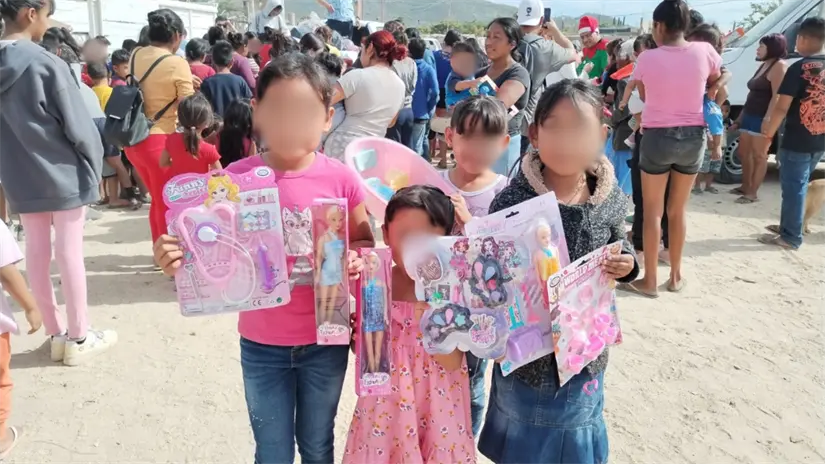 imagen recuadro Niñas y niños muestran los juguetes recibidos en jornadas de apoyo comunitario realizadas en Los Cabos. Foto: De primera Cabo/ Facebook